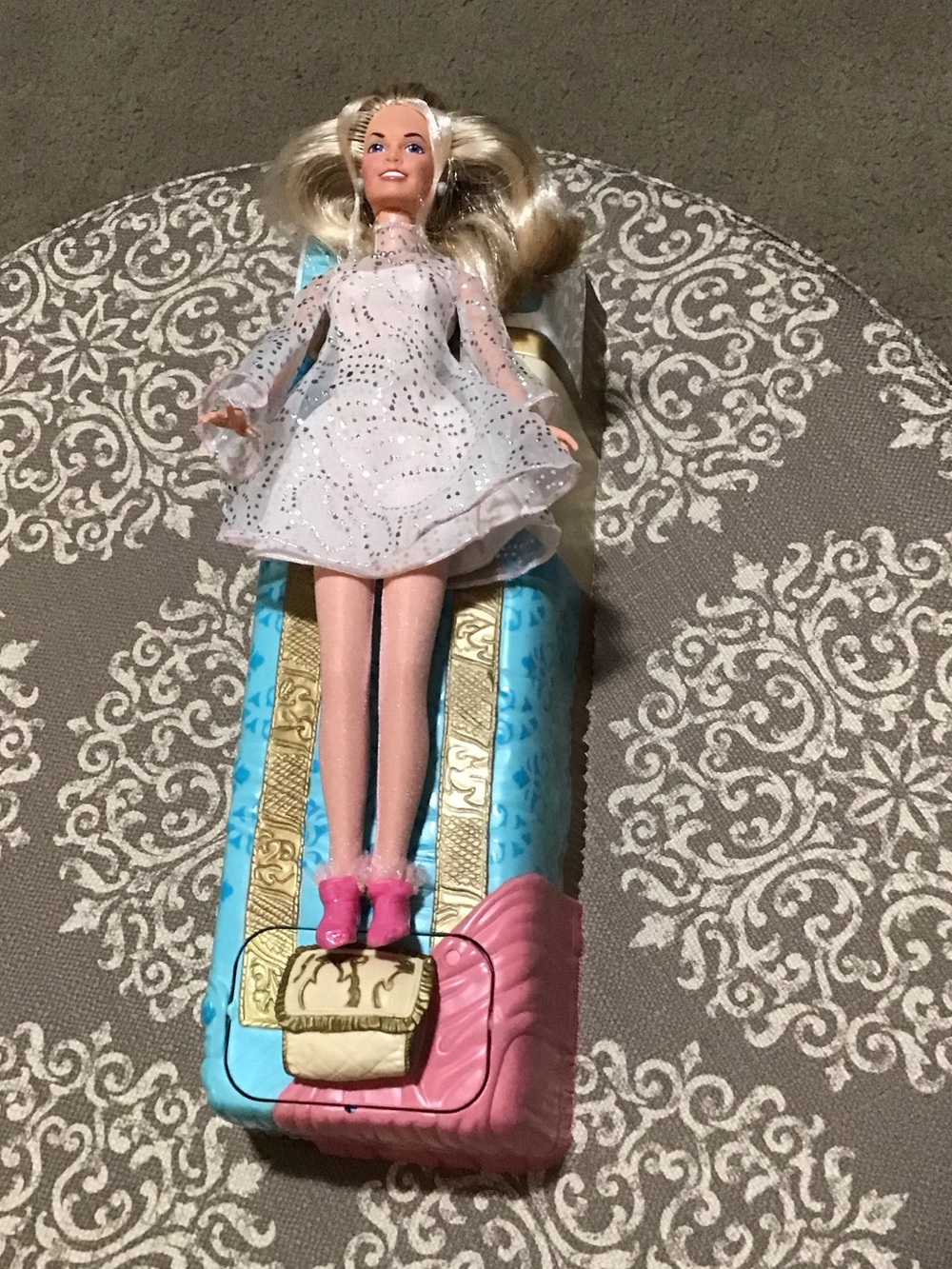 Sabrina the Teenage Witch doll LIKE NEW w/interchangeable bed - Picture 2 of 2